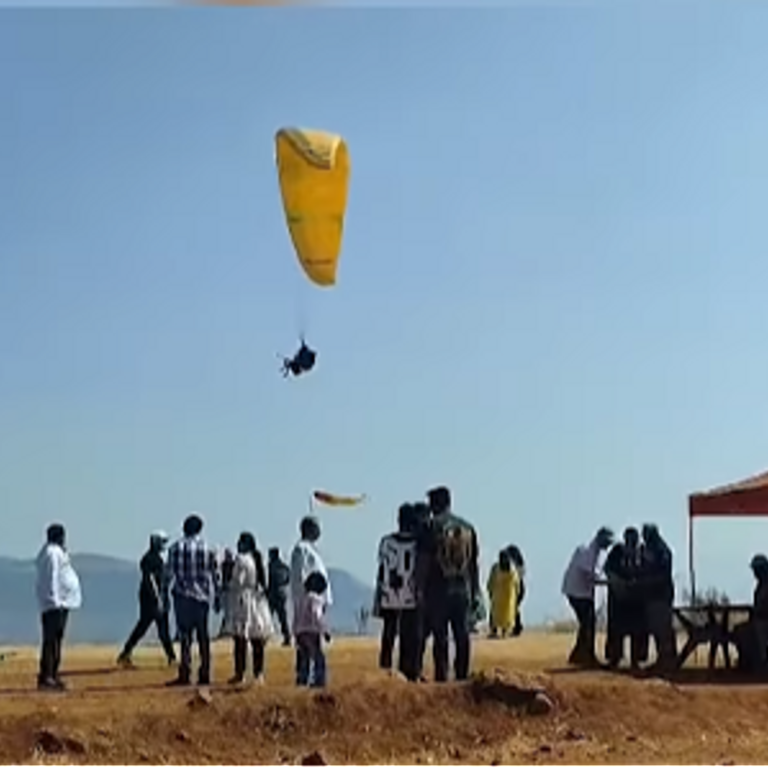 पैराग्लाइडिंग करके परीक्षा देने पहुंचा छात्र:कहा- ट्रैफिक के चलते 15 मिनट में नहीं पहुंच सकता था एग्जाम सेंटर