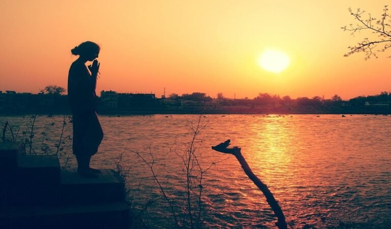 Surya Dev Ki Aarti: रविवार को सूर्यदेव की आरती करने से पद-प्रतिष्ठा में होगी वृद्धि, हर क्षेत्र में मिलेगी सफलता