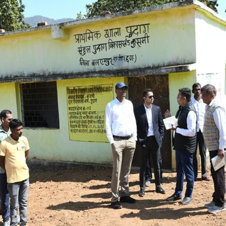 कलेक्टर-एसपी ने नक्सल प्रभावित इलाके में देखी चुनावी तैयारी:बलरामपुर में एक सप्ताह पहले मिले थे नक्सली पोस्टर, कड़ी सुरक्षा के बीच होगा मतदान