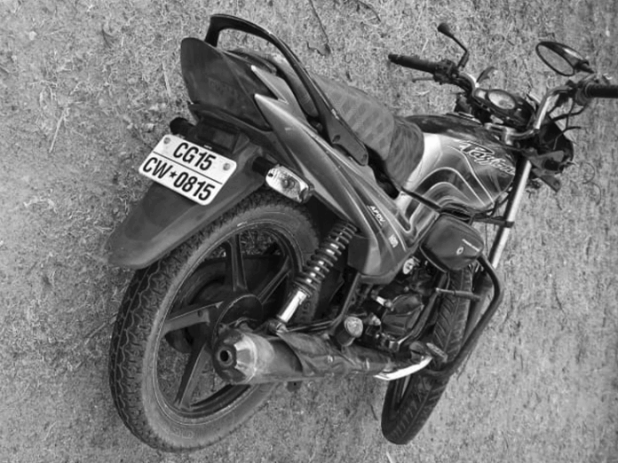 2 बाइक की आमने-सामने टक्कर...3 युवकों की मौत:अंबिकापुर-प्रतापपुर रोड पर हादसा; दोनों बाइक के परखच्चे उड़े