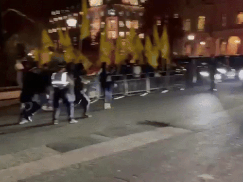 खालिस्तान समर्थकों ने लंदन में विदेशमंत्री जयशंकर की कार घेरी:तिरंगा लेकर आया, उसे फाड़ने की कोशिश की