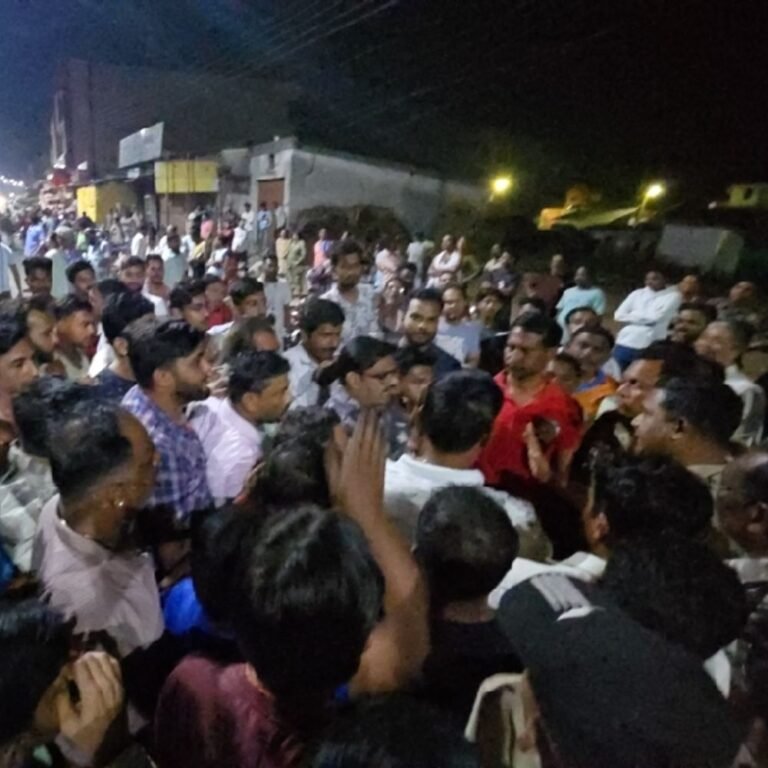 दंतेवाड़ा में युवक ने नाबालिग को दिखाया प्राइवेट पार्ट:गुस्साए लोगों ने पहले मस्जिद घेरा, फिर NH-63 किया जाम; घड़ी बनवाने दुकान गई थी लड़की