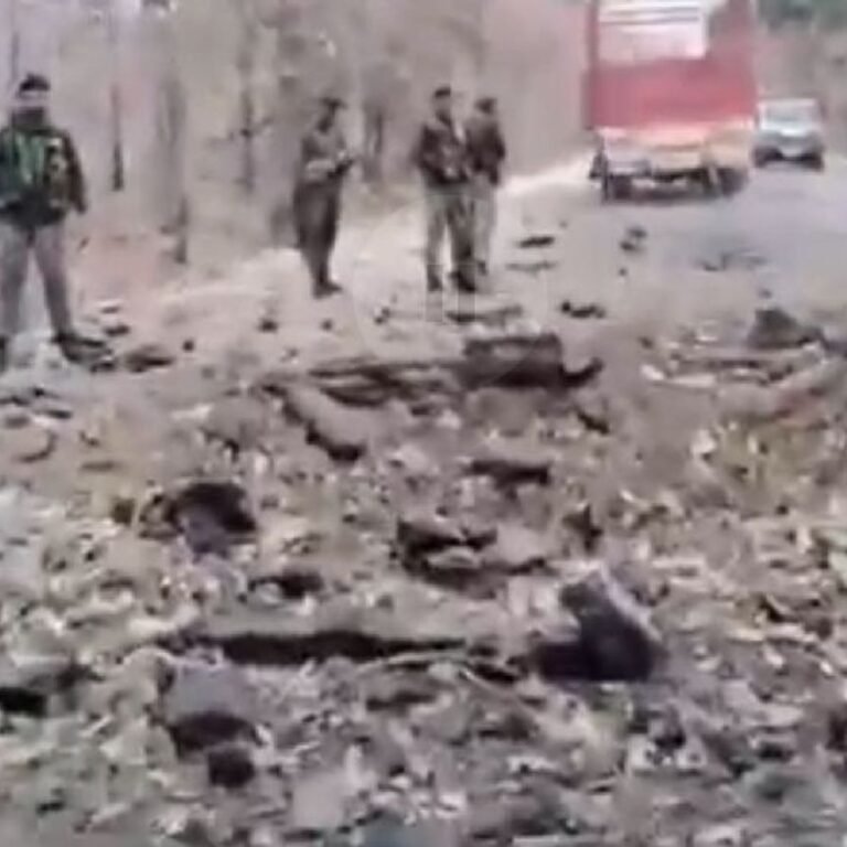 STF जवानों से भरे वाहन पर IED ब्लास्ट:2 जवान घायल, सड़क पर बना गड्ढा, ऑपरेशन से बीजापुर लौटते वक्त नक्सलियों ने किया धमाका