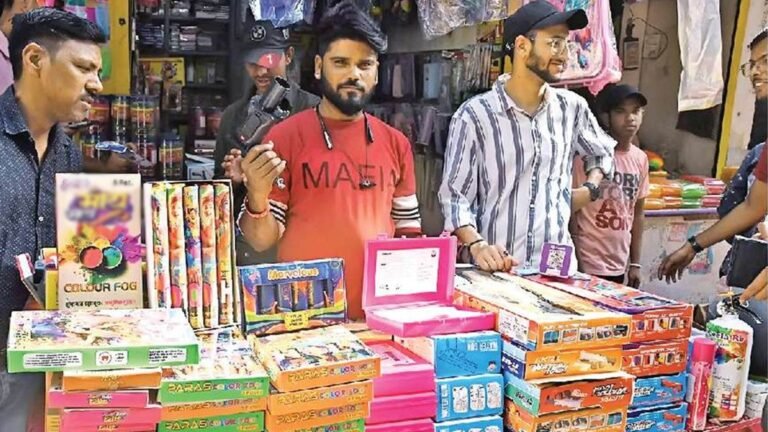 Holi 2025: होली पर पटाखों की धूम…अनार और कलर बम से होगी रंगों की बारिश