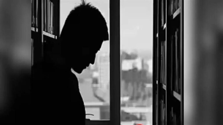 चार दिन से खराब मोबाइल चार्ज नहीं हो रहा था, अब्‍बा ने नया नहीं दिलवाया तो बेटे ने लगा ली फांसी