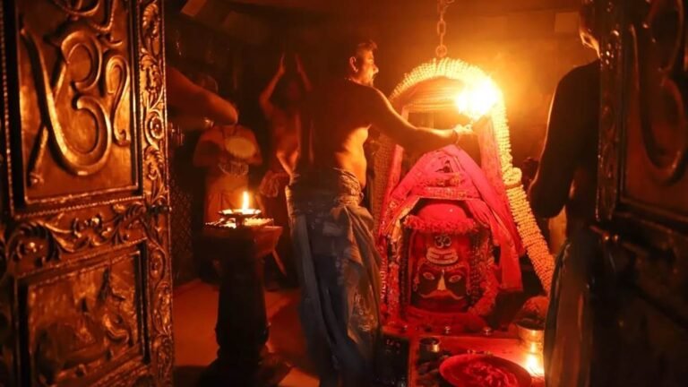 Holi in Mahakal Temple: होली पर सबसे पहले उज्जैन में बाबा महाकाल को भस्मारती में चढ़ी गुलाल