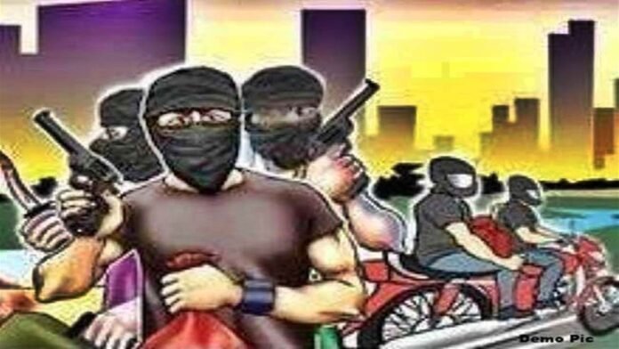 Indore: कारोबारी रिंकू भाटिया के बंगले से नकाबपोश बदमाश लाखों का माल लेकर फरार