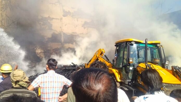 Fire in Sagar: सागर के तिलकगंज इलाके में लकड़ी की टाल में लगी भीषण आग