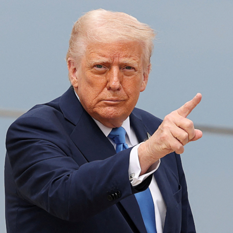 ट्रम्प तीसरी बार राष्ट्रपति बनने का विचार कर रहे:कहा- मैं मजाक नहीं कर रहा, संविधान बदलने की सोच रहा हूं