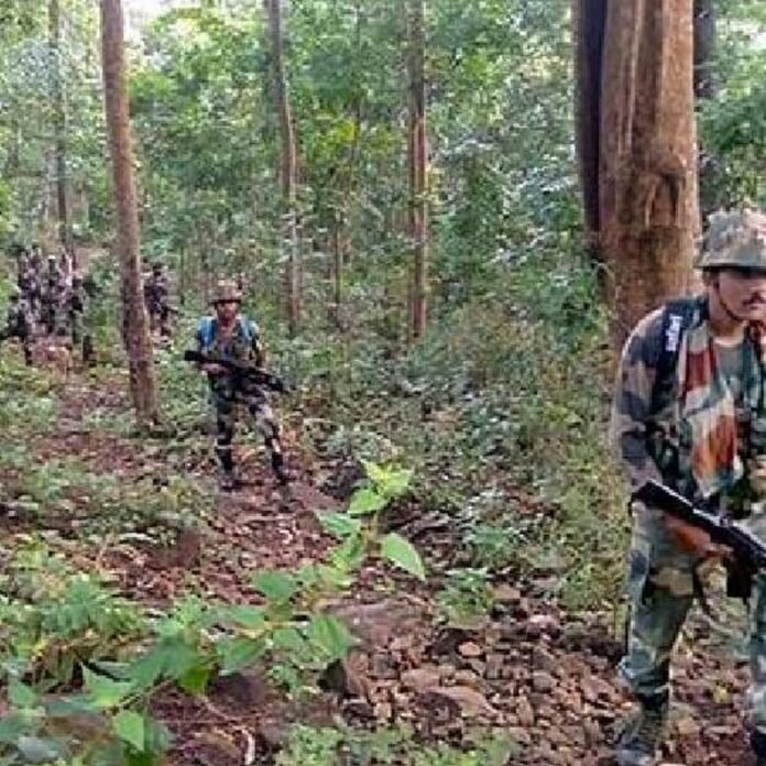 दंतेवाड़ा-बीजापुर बॉर्डर पर मुठभेड़:कोर इलाके में घुसी फोर्स, बड़े कैडर्स को घेरा, फायरिंग जारी; नारायणपुर में IED ब्लास्ट से जवान जख्मी