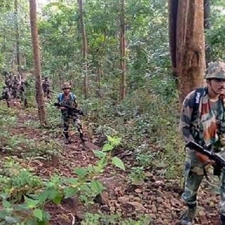 दंतेवाड़ा-बीजापुर बॉर्डर पर मुठभेड़:कोर इलाके में घुसी फोर्स, बड़े कैडर्स को घेरा, फायरिंग जारी; नारायणपुर में IED ब्लास्ट से जवान जख्मी