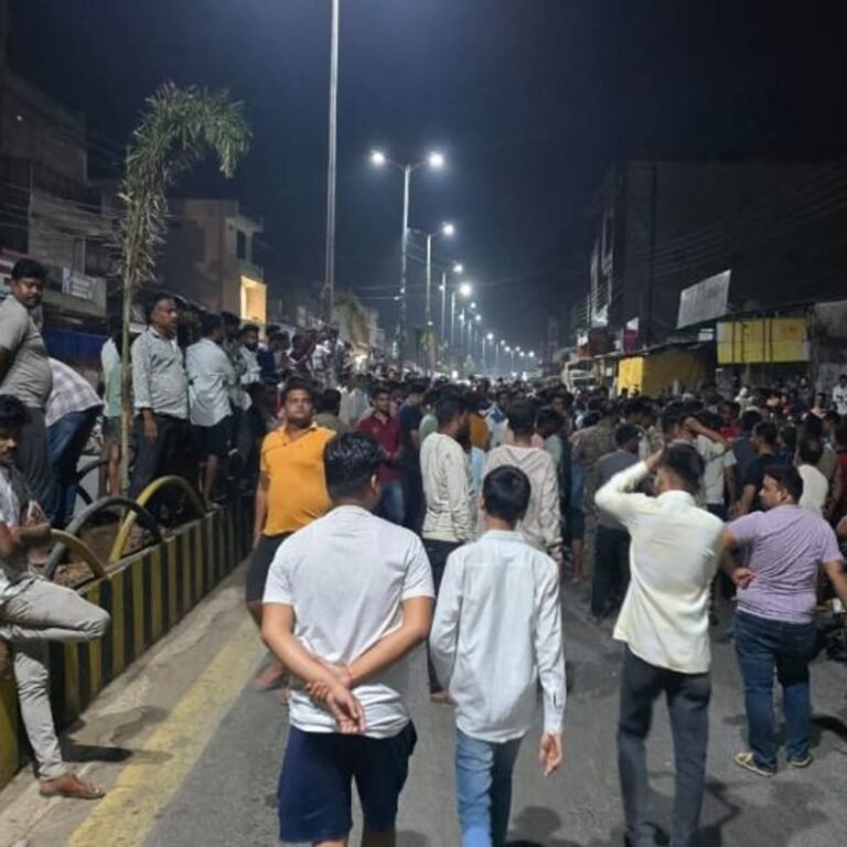 दंतेवाड़ा में मुस्लिम युवक ने नाबालिग को दिखाया पोर्न:लोगों ने किया चक्काजाम, लाठी-डंडे के साथ भीड़ को समझाने पहुंची पुलिस