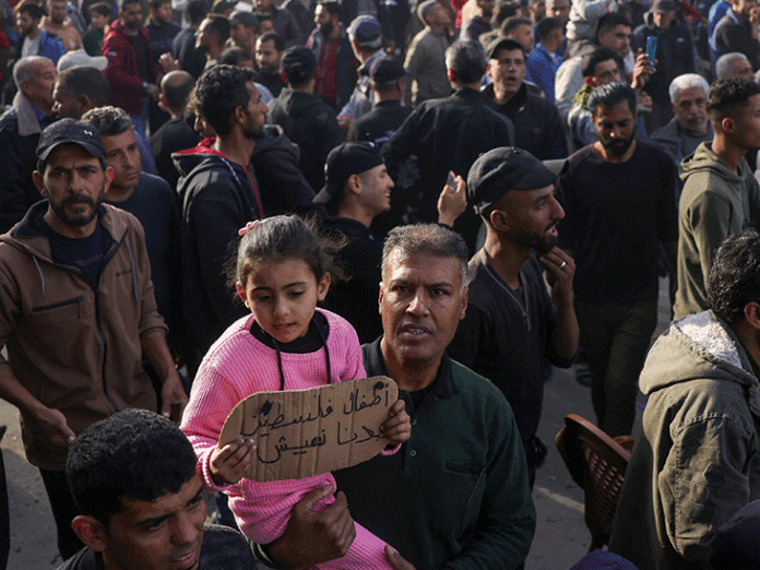 गाजा में पहली बार हमास का विरोध:जंग से ऊब सड़कों पर उतरे हजारों फिलिस्तीनी, हमास को उखाड़ फेंकने के नारे लगाए