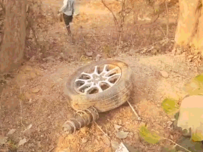 महासमुंद में ट्रक से टकराई कार, 6 लोगों की मौत:बेटी से मिलकर घर लौट रहा था परिवार; बेमेतरा और बलौदाबाजार में भी 3-3 मौत