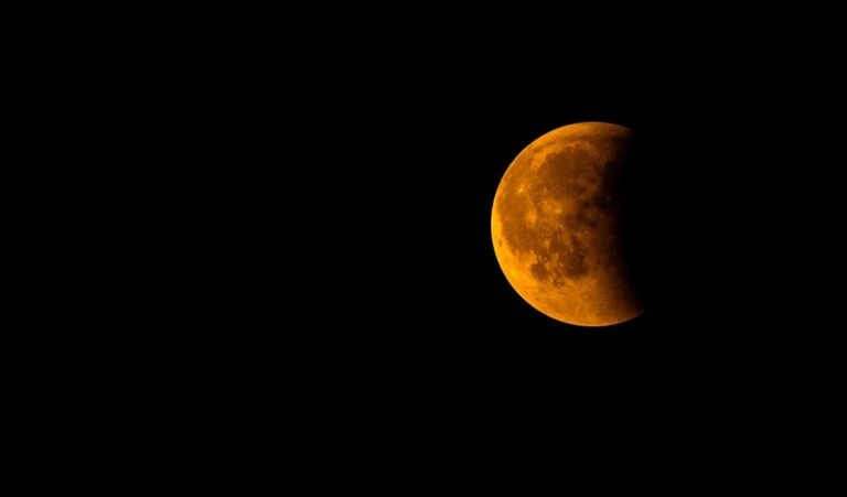 Chandra Grahan 2025: होली के दिन लगेगा चंद्र ग्रहण, जानिए ग्रहण का समय और इसका भारत में प्रभाव