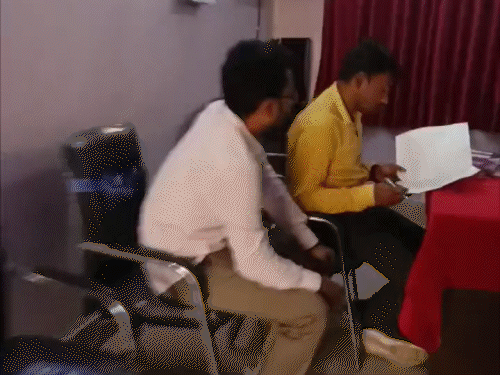 कॉलेज की प्रिंसिपल ने साइन के लिए पैसे लिए..VIDEO:सूरजपुर में छात्र बोले- एडमिट-कार्ड के लिए मांगे 500-500 रुपए; प्राचार्य का हुआ ट्रांसफर