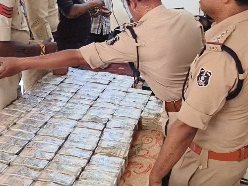 रायपुर से हर दिन 30 करोड़ का हवाला कारोबार:मुंबई-झारखंड पैसे भेजने की डिमांड ज्यादा; लाख रुपए भेजने पर 800 से 1500 रुपए कमीशन