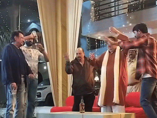 रमजान में रजा मुराद के शराब पीने का वीडियो वायरल:सोशल मीडिया पर हुई आलोचना; एक्टर ने तोड़ी चुप्पी कहा- गलत समझ रहे हैं लोग