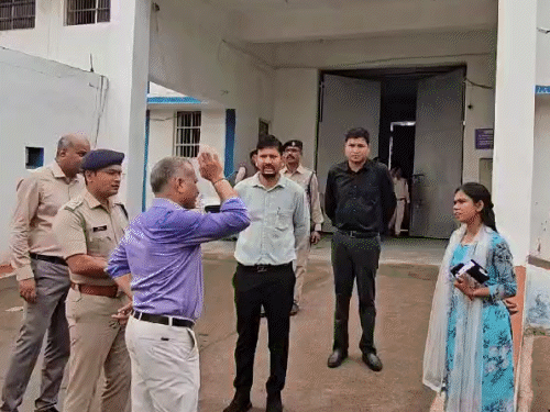 जेल में कुख्यात अपराधियों की बैरक में मोबाइल-गांजा:टॉयलेट सीट पर छिपाया; अंबिकापुर की जेल में बंद है कुलदीप साहू और दीपक नेपाली