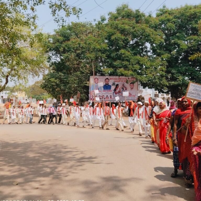 धमतरी में शराब दुकान के विरोध में प्रदर्शन:भगवती मानव कल्याण संगठन ने 5 किमी पदयात्रा कर कलेक्टर को सौंपा ज्ञापन