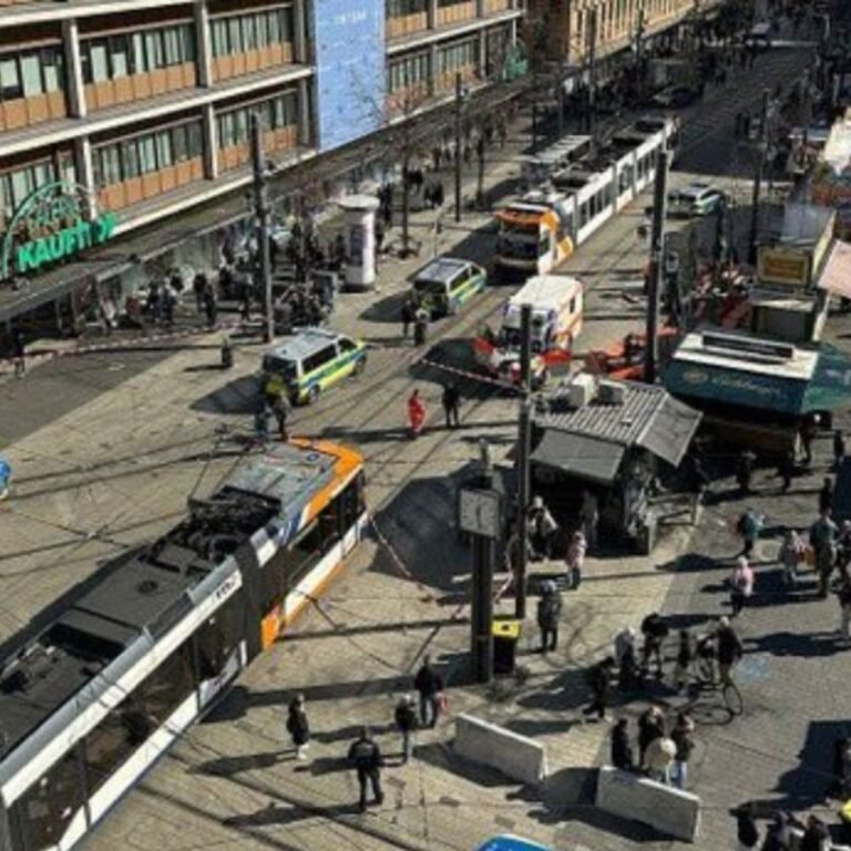 जर्मनी के मैनहेम में भीड़ में घुसी काली SUV:एक की मौत; 3 महीने में कार से हमले की तीसरी घटना