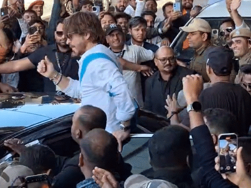 IIFA-अवॉड्‌र्स के लिए जयपुर पहुंचे शाहरुख,फैंस को फ्लाइंग किस दिया:शाहिद कपूर, नोरा फतेही, मीका सहित कई सेलिब्रिटी आईं; रेखा-करीना भी आएंगी