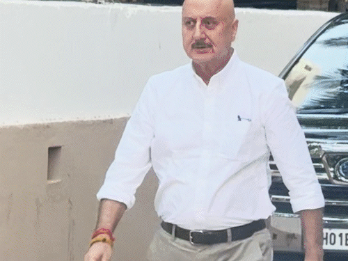 देब मुखर्जी के प्रेयर मीट में रणबीर-विक्की समेत पहुंचे सेलेब्स:अयान ने पैपराजी से फोटो न लेने की रिक्वेस्ट की, कहा- हमारे लिए पर्सनल है