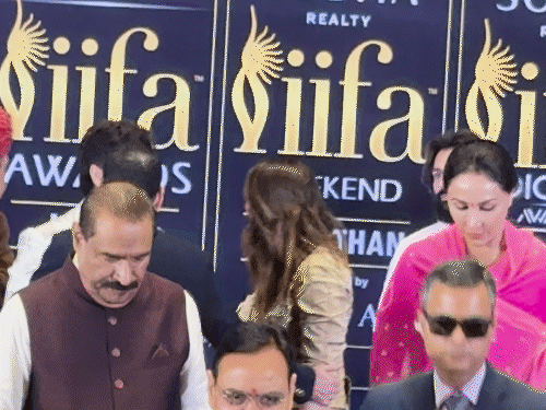IIFA 2025, करीना कपूर ने शाहिद कपूर को लगाया गले:फिर साथ में खड़े होकर दिए पोज, फैंस बोले- जब वी मेट 2 का इंतजार खत्म
