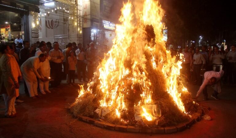 Holashtak 2025: कब से शुरु हो रहे हैं होलाष्टक? भूलकर भी न करें ये गलतियां वरना हो जाएगी परेशानी