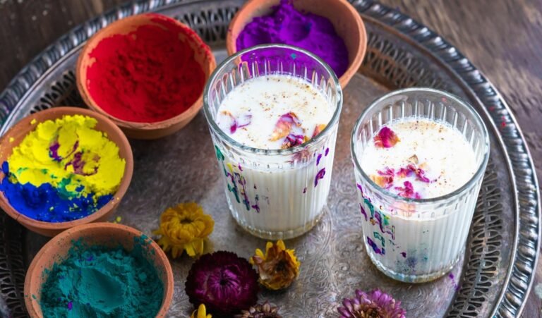 Holi 2025: जानिए होली के दिन पूजा का गुलाल किस बर्तन में रखने से सारी समस्या दूर हो जाती हैं