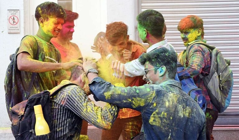 Holi Celebration 2025: राशि अनुसार करें रंगों का चुनाव, नकारात्मकता को करें दूर