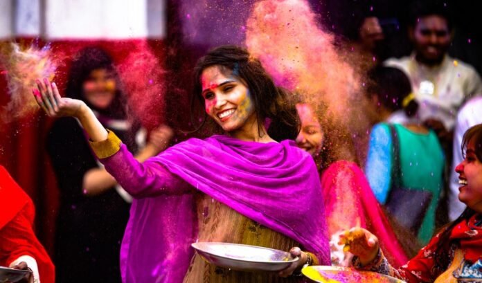 होली के त्योहार पर भूलकर भी न करें इन चीजों का दान, होगा नुकसान