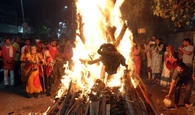 Holika Dahan 2025: होलिका दहन के दिन अग्नि की उल्टी परिक्रमा क्यों लगाई जाती है? जानिए इसके पीछे की वजह