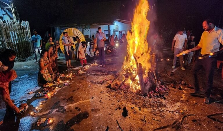 Holika Dahan 2025: होलिका दहन पर शनि की साढ़े साती वाले जरूर करें ये उपाय, दूर होंगे कष्ट