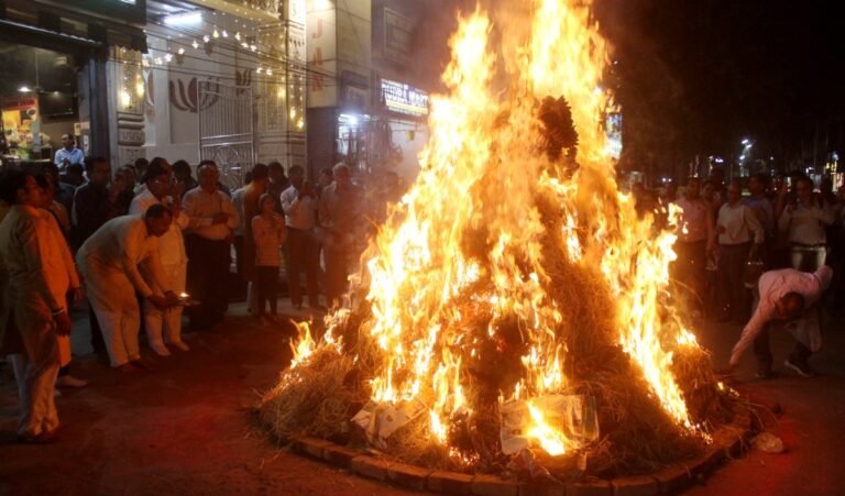 Holika Dahan 2025: आखिर क्यों होलिका दहन की राख को घर ले जाया जाता है? जानें इसके पीछे के नियम