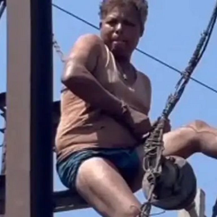 बिजली पोल पर चढ़ा अर्धनग्न शख्स...हाईवोल्टेज ड्रामा का VIDEO:बालोद में भी ट्रांसफॉर्मर पर चढ़ा शराबी; करंट लगने से 40 परसेंट तक झुलसा