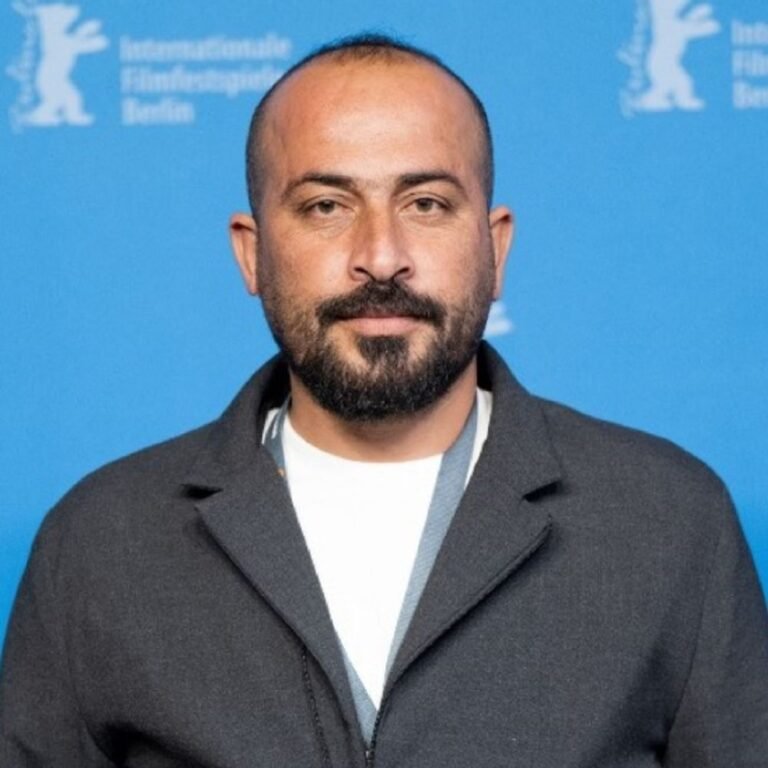 फिलिस्तीनी फिल्म डायरेक्टर इजराइली हिरासत से रिहा:चेहरे पर चोट और कपड़ों पर खून के निशान; गाजा जंग पर ऑस्कर विनिंग फिल्म बनाई थी