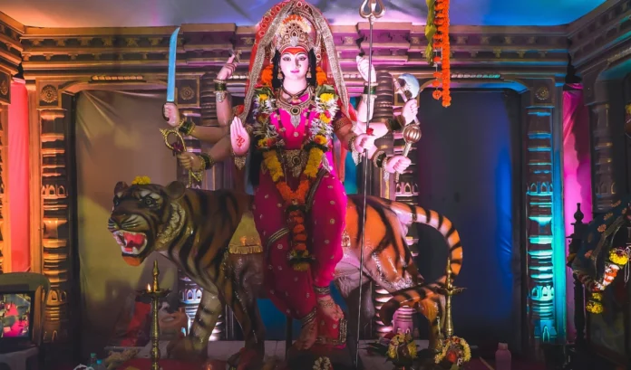 नवरात्रि में शनि की साढ़ेसती से मुक्ति के लिए क्यों खास मानी जाती है? जानिए इससे जुड़े उपाय