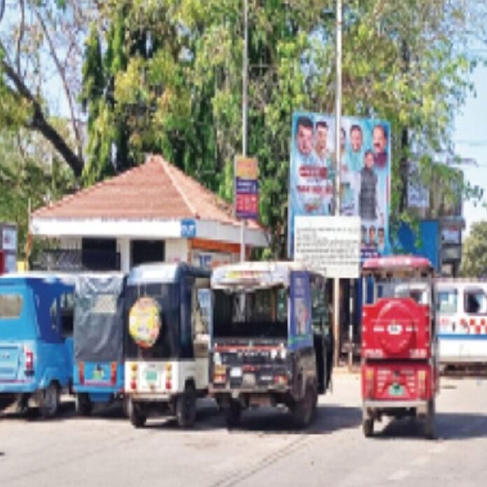 ये कैसा सिस्टम:नियम कहले है- डिलीवरी के बाद एंबुलेंस से छोड़ना है घर तक, लेकिन हकीकत: प्राइवेट गाड़ी और ऑटो से ही जाना मजबूरी