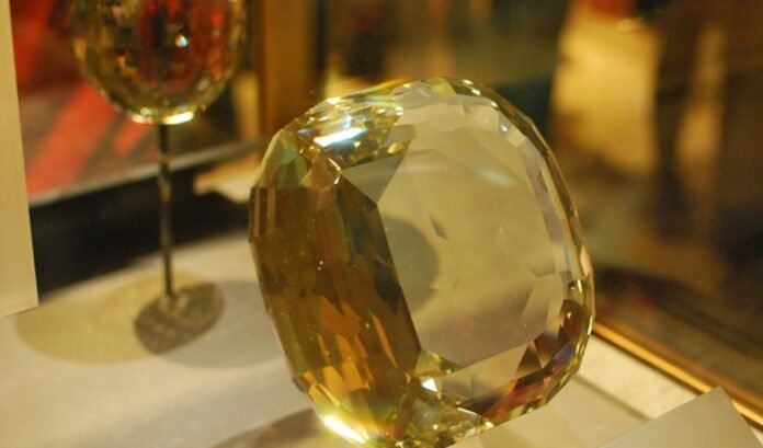 Ratna: तरक्की और सफलता पाने के लिए पहनना चाहिए ये रत्न, करियर और कारोबार में होगा लाभ