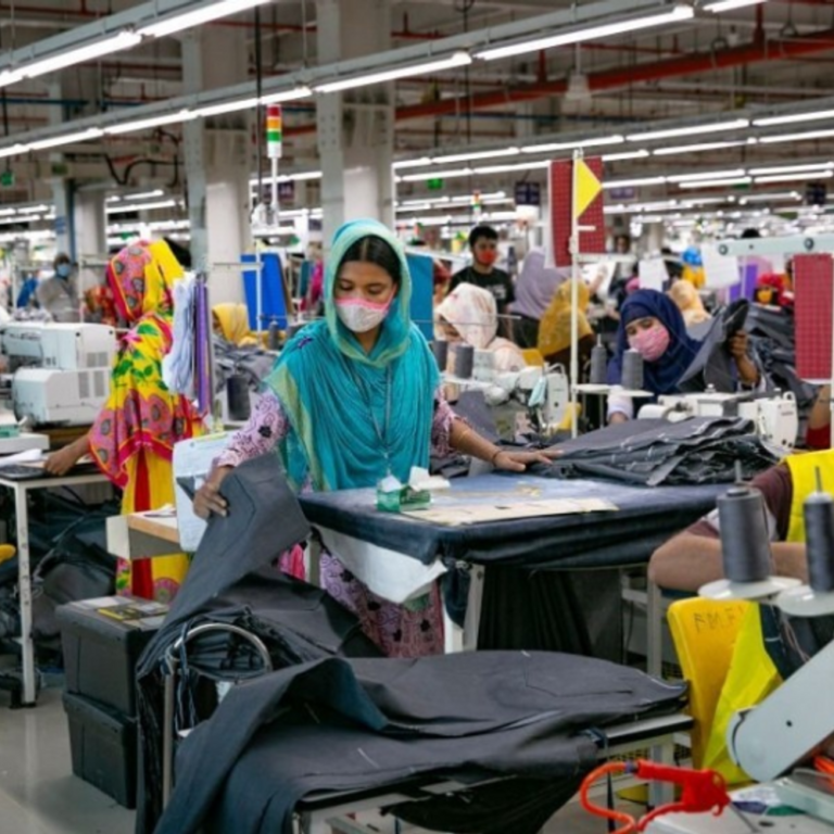 बांग्लादेश में 7 महीने में कपड़ों की 140 फैक्ट्री बंद:1 लाख बेरोजगार, हसीना के तख्तापलट के बाद देश छोड़कर भाग रहे कंपनियों के मालिक