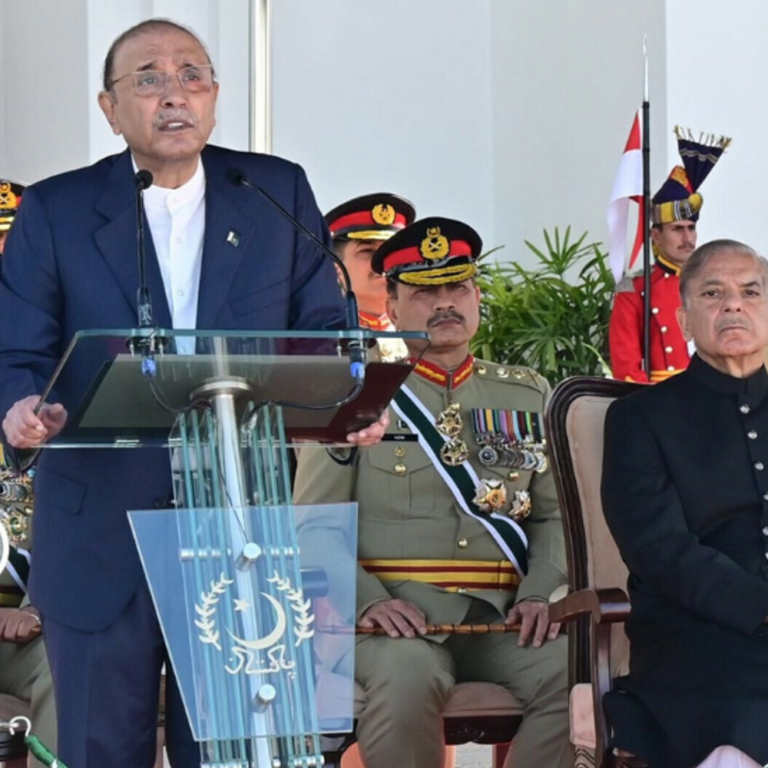 पाकिस्तान दिवस पर जरदारी भाषण ठीक से नहीं पढ़ पाए:कई बार जबान लड़खड़ाई, लंबे-लंबे पॉज लिए; सोशल मीडिया पर लोगों ने मजाक उड़ाया