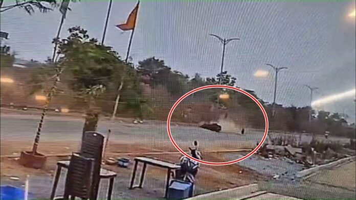 चलती गाड़ी में रील बना रही थी लड़कियां, डिवाइडर से टकराई और सिर धड़ से हो गया अलग