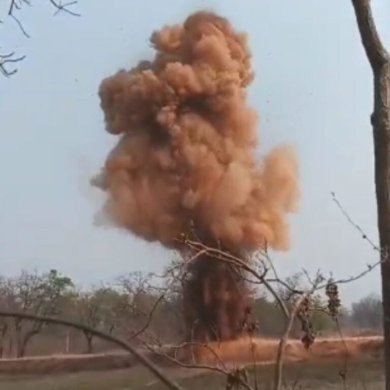 बीजापुर में IED ब्लास्ट…एक जवान शहीद:सड़क निर्माण कार्य की सुरक्षा ड्यूटी के दौरान धमाका, सर्च अभियान जारी