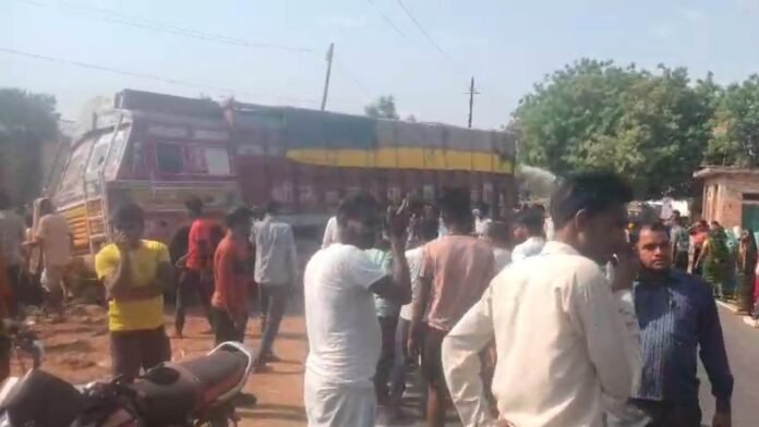 Chhatarpur Accident: छतरपुर में झांसी-खजुराहो हाईवे पर ट्रक की टक्कर से बाइक सवार तीन लोगों की मौत, दो घायल