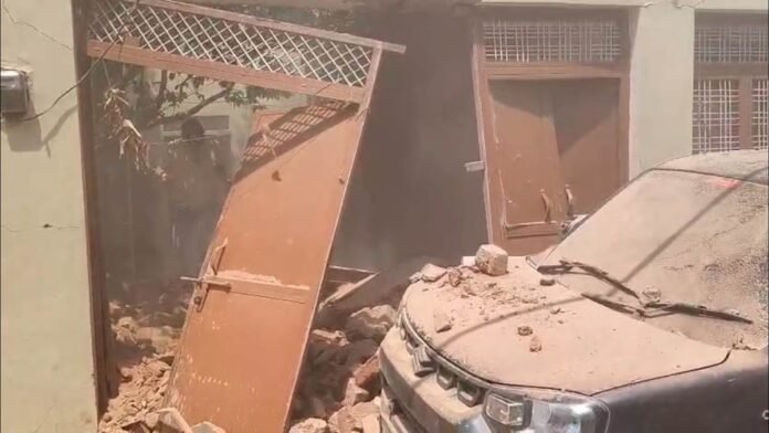 शिवपुरी के पिछोर में लोग बोले- फाइटर प्लेन से गिरी वस्तु से मकान के दो कमरे ध्वस्त, 8 फीट गहरा गड्ढा हुआ