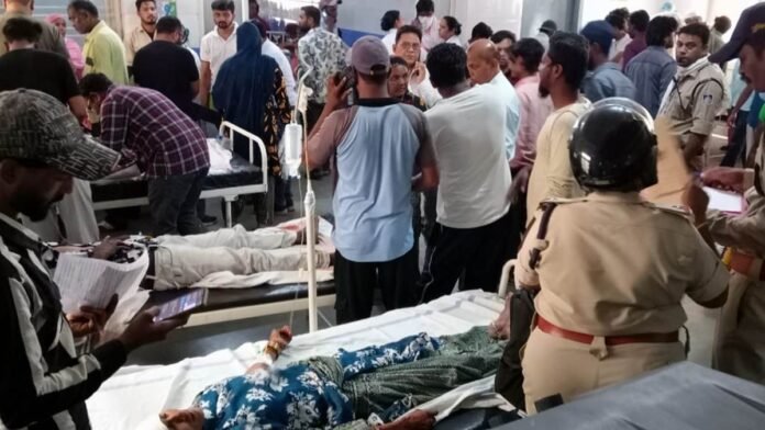 Khargone Accident: खरगोन में नगर पालिका के सफाई कर्मचारियों से भरा वाहन पलटा, एक की मौत 12 घायल