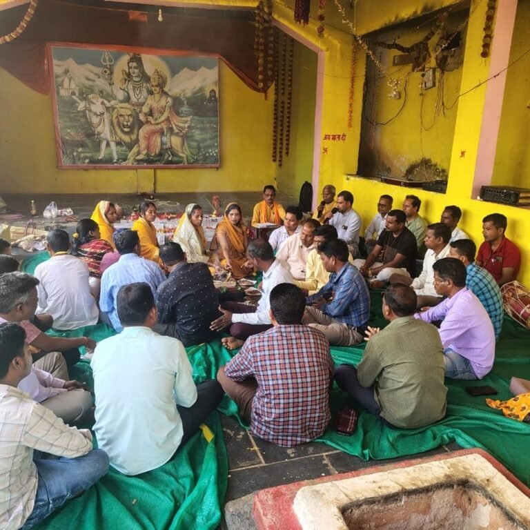 कोंडागांव में सचिवों का अनूठा विरोध प्रदर्शन:धरना स्थल पर दुर्गा अष्टमी पर किया हवन, प्रदेश की भलाई के लिए मांगा आशीर्वाद