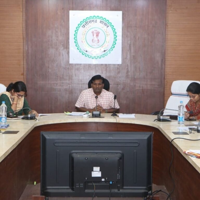 सूरजपुर में सुशासन तिहार के आवेदनों की समीक्षा:कलेक्टर ने वीडियो कॉन्फ्रेंसिंग से ली जानकारी, लंबित आवेदनों के निराकरण के निर्देश