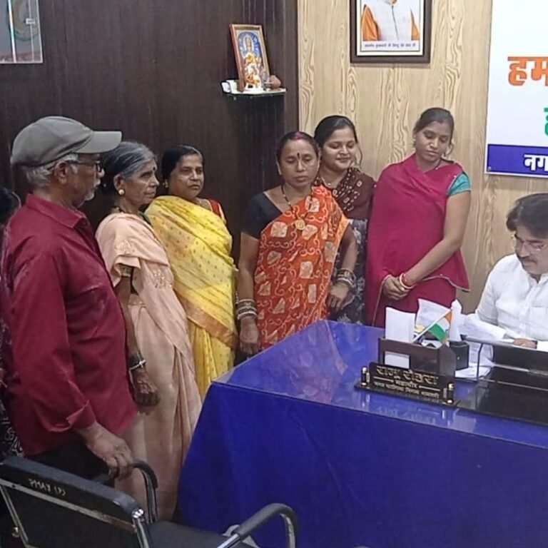 धमतरी के इतवारी बाजार में व्यापारियों का विरोध:रोजाना 5 हजार की सब्जी बर्बाद, सुविधाओं की कमी और असामाजिक तत्वों से परेशान